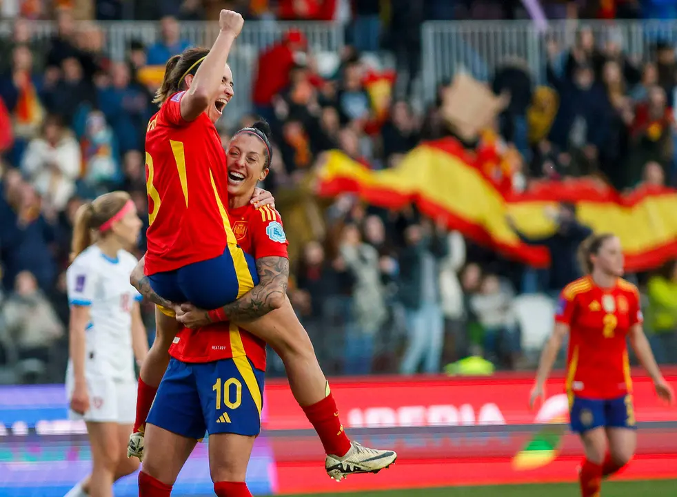 Las jugadoras espa&ntilde;olas celebran un tanto ante Rep&uacute;blica Checa durante el partido clasificatorio para la Eurocopa de 2025 entre Espa&ntilde;a y la Rep&uacute;blica Checa disputado este martes en el estadio de El Plant&iacute;o de Burgos. EFE/Santi Otero