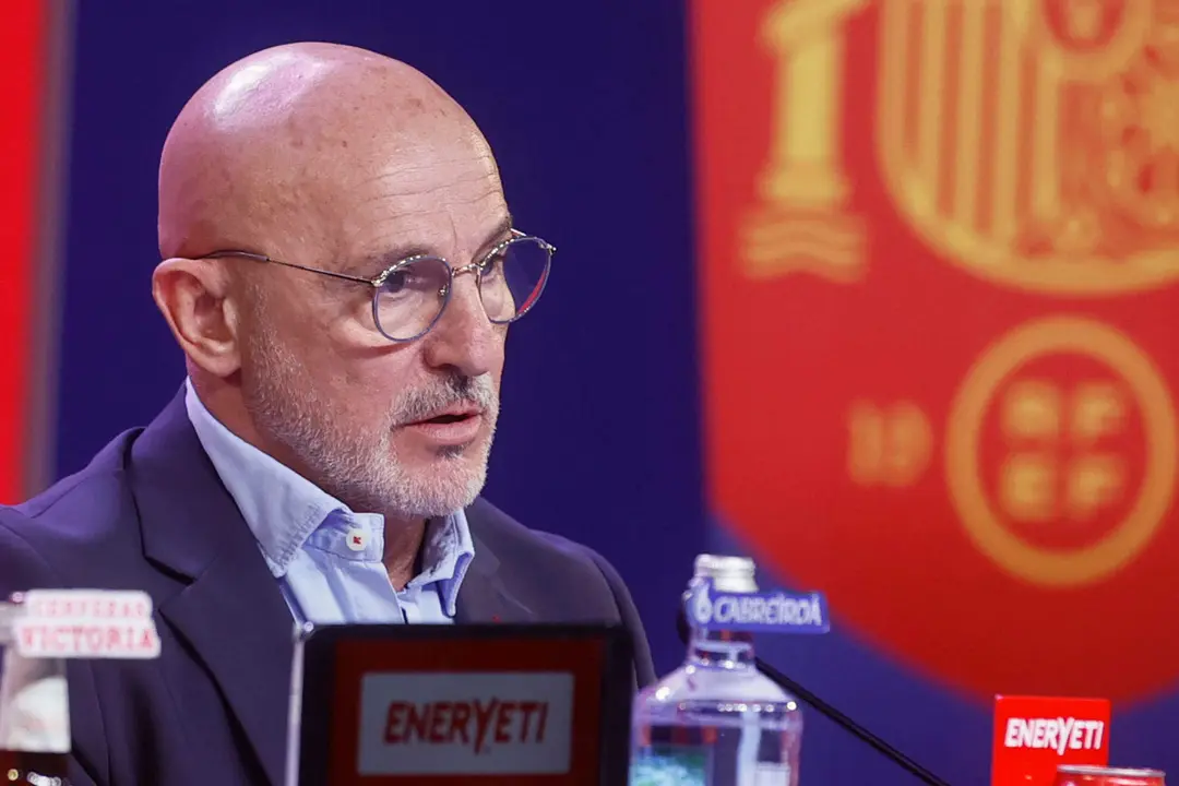 El seleccionador espa&ntilde;ol, Luis de la Fuente, anuncia la primera lista de 29 jugadores convocados para la disputa de la Eurocopa 2024, este lunes en la Ciudad del F&uacute;tbol de Las Rozas (Madrid). EFE/Fernando Alvarado