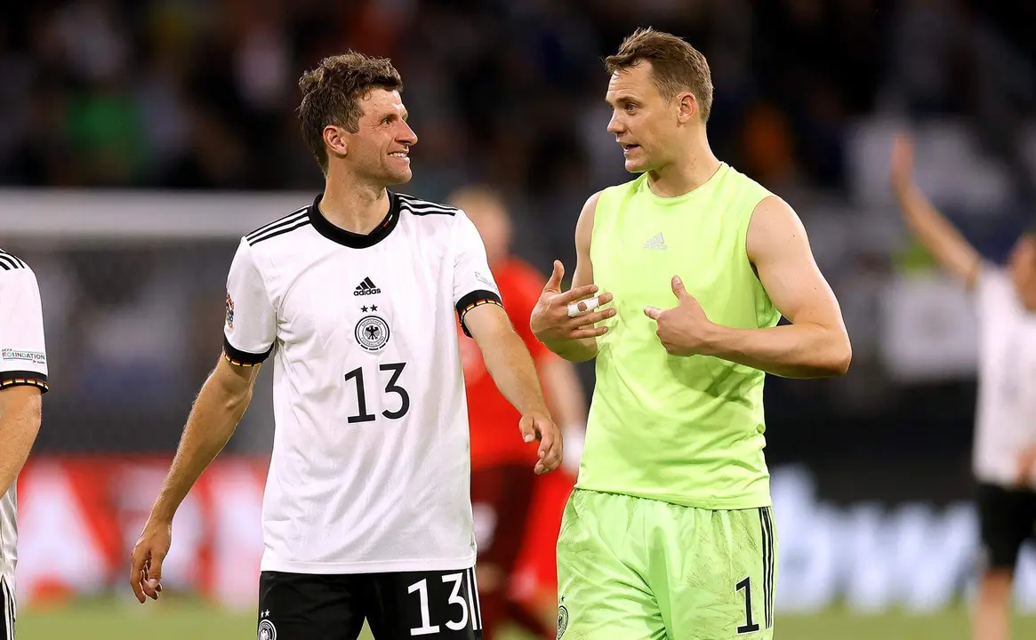 El delantero alem&aacute;n Thomas M&uuml;ller (I) junto al portero Manuel Neuer, durante un partido de la selecci&oacute;n alemana. EFE/EPA/Ronald Wittek