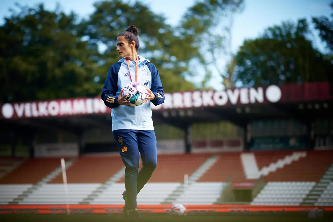 La entrenadora de la selecci&oacute;n espa&ntilde;ola Montse Tom&eacute; dirige el entrenamiento de este jueves en el Vejle Stadion de Dinamarca, donde el equipo nacional disputar&aacute; ma&ntilde;ana ante la selecci&oacute;n danesa el primero de sus dos partidos de clasificaci&oacute;n para la Euro de 2025. EFE/RFEF/David Aliaga SOLO USO EDITORIAL, SOLO DISPONIBLE PARA ILUSTRAR LA NOTICIA QUE ACOMPA&Ntilde;A (CR&Eacute;DITO OBLIGATORIO) FOTO RFEF