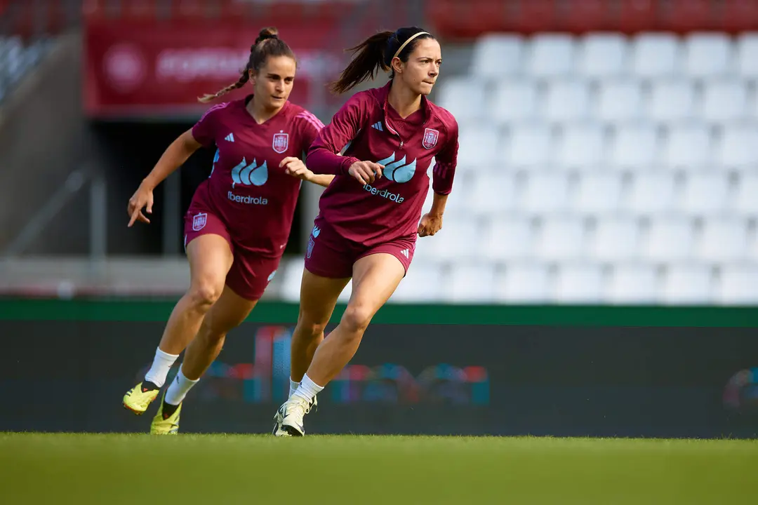 Las jugadoras de la selecci&oacute;n espa&ntilde;ola Tere Abelleira (i) y Aitana Bonmat&iacute; (d) participan en el entrenamiento de este jueves en el Vejle Stadion de Dinamarca, donde el equipo nacional disputar&aacute; ma&ntilde;ana ante la selecci&oacute;n danesa el primero de sus dos partidos de clasificaci&oacute;n para la Euro de 2025. EFE/RFEF/David Aliaga SOLO USO EDITORIAL, SOLO DISPONIBLE PARA ILUSTRAR LA NOTICIA QUE ACOMPA&Ntilde;A (CR&Eacute;DITO OBLIGATORIO) FOTO RFEF