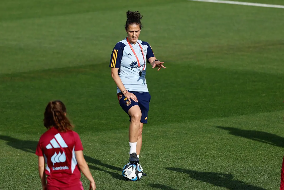 La entrenadora de la selecci&oacute;n espa&ntilde;ola, Montse Tom&eacute;, dirige un entrenamiento, antes de su un doble partido de clasificaci&oacute;n para la Euro 2025 ante Dinamarca. EFE/ Rodrigo Jim&eacute;nez