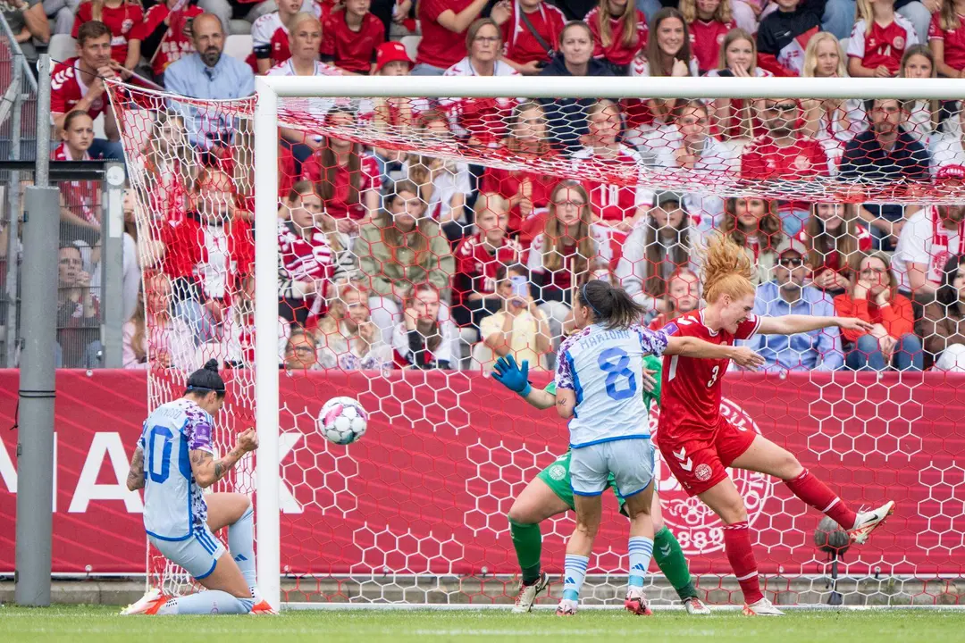 Jennifer Hermoso anota el primer gol del partido contra Dinamarca, durante el partido de clasificaci&oacute;n para la EURO 2025, en Vejle. (Dinamarca, Espa&ntilde;a) EFE/EPA/Bo
