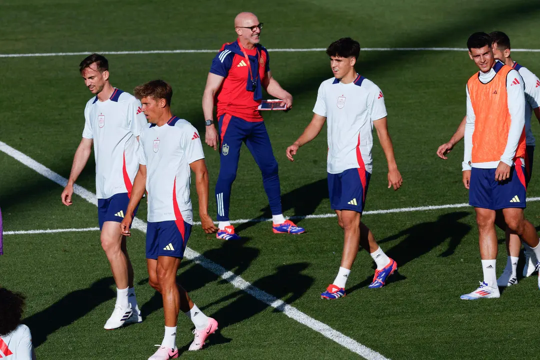 Jugadores y cuerpo t&eacute;cnico de la selecci&oacute;n espa&ntilde;ola durante el entrenamiento que han realizado hoy s&aacute;bado en la Ciudad del F&uacute;tbol de las Rozas preparatorio para la Eurocopa 2024. EFE / Chema Moya.