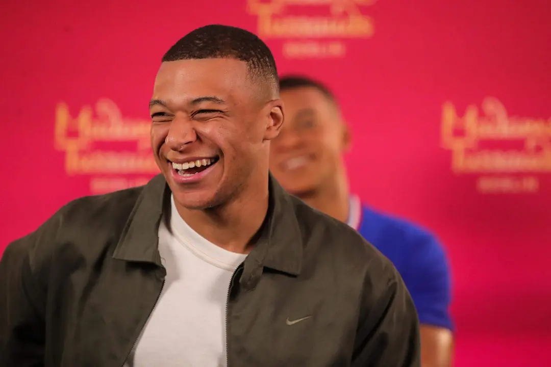 El futbolista franc&eacute;s Kylian Mbappe (i) posa con motivo de la inauguraci&oacute;n de su figura de cera en el Museo Madame Tussauds, el 16 de mayo de 2024. EFE/EPA/Teresa Su&aacute;rez