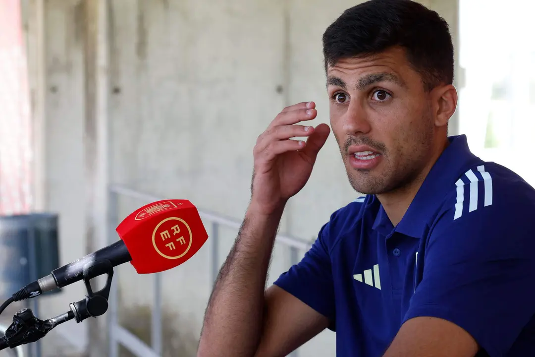 El centrocampista del Manchester City Rodri Hern&aacute;ndez atiende a la prensa durante el Media Day UEFA de la selecci&oacute;n espa&ntilde;ola de f&uacute;tbol en la Ciudad de F&uacute;tbol de Las Rozas (Madrid). La UEFA EURO 2024 (Eurocopa) comienza en M&uacute;nich (Alemanis) el viernes 14 de junio y termina con la final en Berl&iacute;n el domingo 14 de julio. EFE/ J.J. Guill&eacute;n