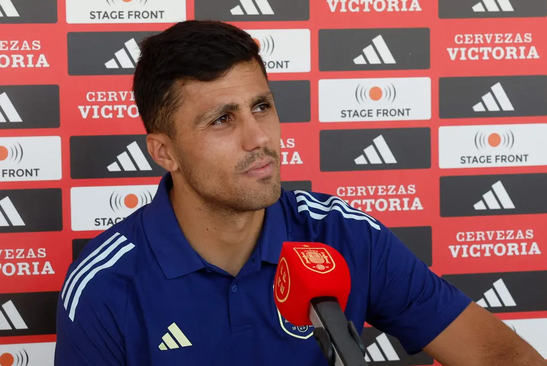 El centrocampista del Manchester City Rodri Hern&aacute;ndez atiende a la prensa durante el d&iacute;a abierto a los medios de la selecci&oacute;n espa&ntilde;ola. EFE/ J.J. Guill&eacute;n