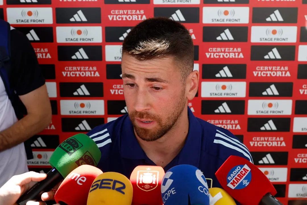 El portero del Athletic Club de Bilbao Unai Sim&oacute;n atiende a la prensa durante el d&iacute;a abierto a los medios de la selecci&oacute;n espa&ntilde;ola . EFE/ J.J. Guill&eacute;n