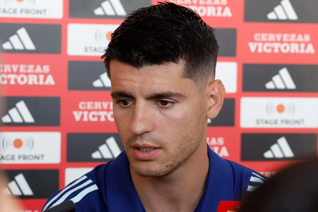 El delantero del Atl&eacute;tico de Madrid &Aacute;lvaro Morata atiende a la prensa durante el d&iacute;a de medios de la selecci&oacute;n espa&ntilde;ola de f&uacute;tbol, que prepara su participaci&oacute;n en la Eurocopa. EFE/ J.J. Guill&eacute;n