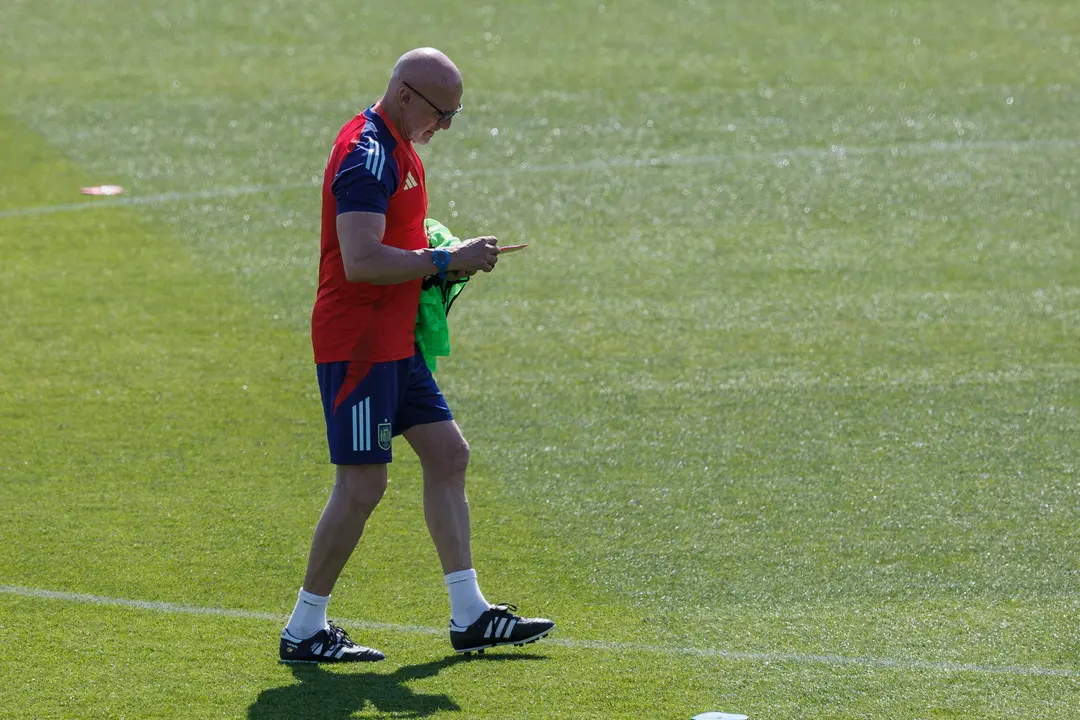 El seleccionador nacional Luis de la Fuente durante el entrenamiento que el combinado nacional ha llevado a cabo en la Ciudad del F&uacute;tbol de las Rozas, en Madrid, para preparar su partido amistoso de ma&ntilde;ana ante Andorra. EFE/Rodrigo Jim&eacute;nez