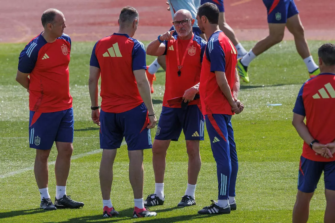 El seleccionador nacional Luis de la Fuente (c) durante el entrenamiento que el combinado nacional ha llevado a cabo este martes en la Ciudad del Futbol de las Rozas, en Madrid, para preparar su partido amistoso de ma&ntilde;ana ante Andorra. EFE/Rodrigo Jim&eacute;nez