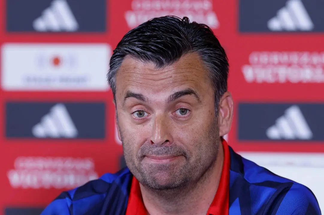 El entrenador de la selecci&oacute;n de Andorra, Koldo &Aacute;lvarez de Eulate, asiste a una rueda de prensa este martes en Badajoz, en la v&iacute;spera del encuentro amistoso ante la selecci&oacute;n espa&ntilde;ola en el Estadio Nuevo Vivero. EFE/Julio Mu&ntilde;oz
