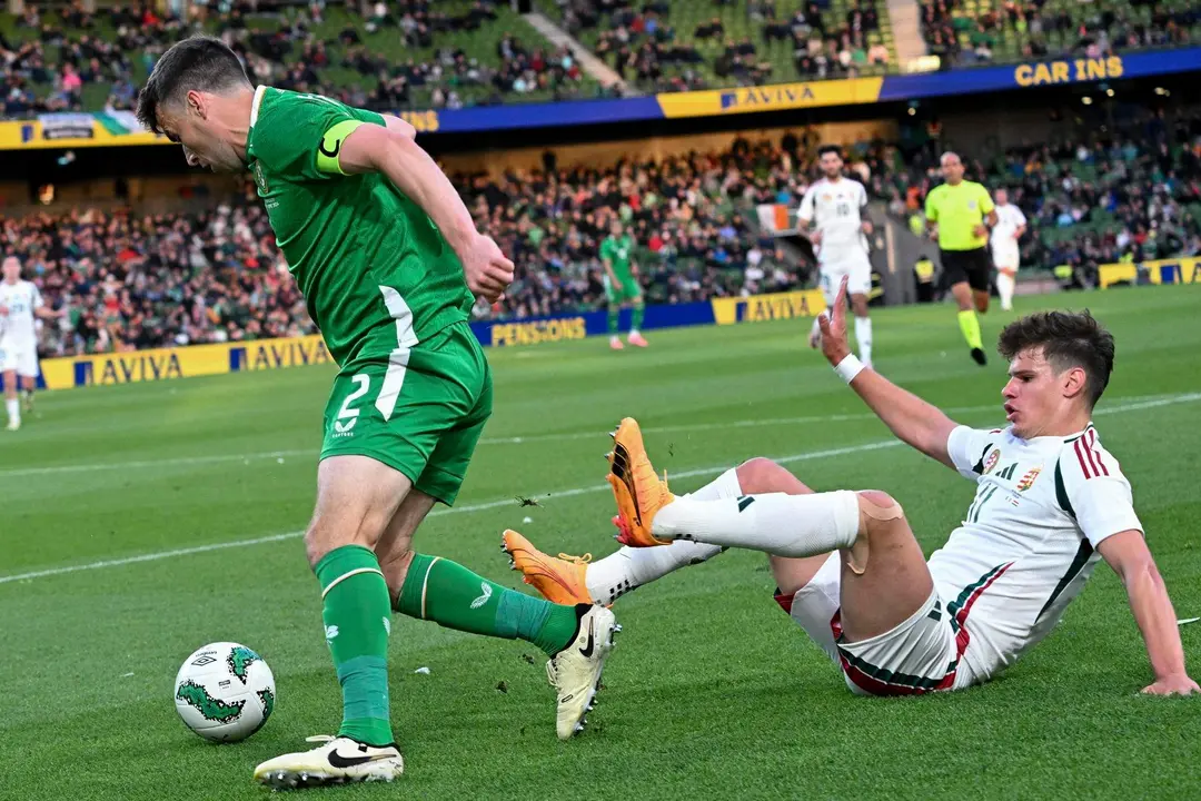 El h&uacute;ngaro Milos Kerkez (d) en acci&oacute;n ante el irland&eacute;s Seamus Coleman durante el partido amistoso que han jugado en Dubl&iacute;n, Irlanda. H EFE/EPA/Tibor Illyes HUNGARY OUT