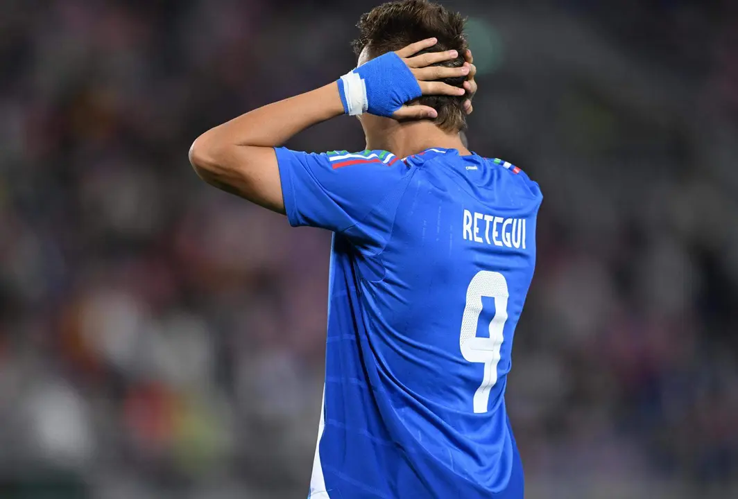 El italiano Matteo Retegui se lamenta durante el partido amistosos jugado por Italia y Turqu&iacute;a en Bolonia, Italia.EFE/EPA/CLAUDIO GIOVANNINI