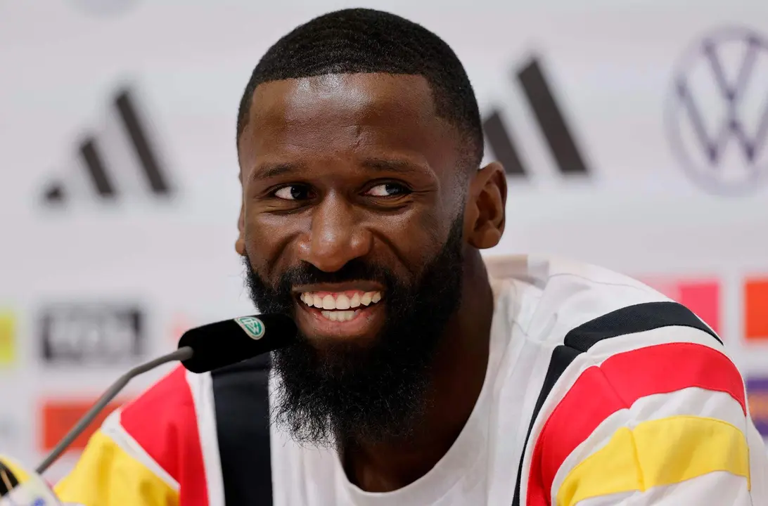 El futbolista alem&aacute;n Antonio R&uuml;diger en una conferencia de prensa despu&eacute;s del entrenamiento de su selecci&oacute;n en Herzogenaurach, Alemania. EFE/EPA/RONALD WITTEK