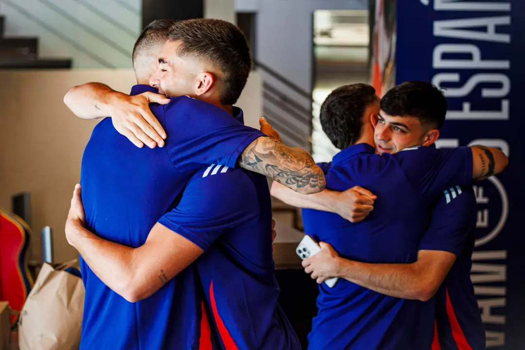 El centrocampista Pedri (d) y el delantero Ferr&aacute;n Torres (2i) dan la bienvenida al defensa Carvajal (2d) y al delantero Joselu (i) a su llegada a la concentraci&oacute;n de la selecci&oacute;n espa&ntilde;ola de cara a la Eurocopa 2024 de Alemania, este jueves en Badajoz. EFE/ Pablo Garc&iacute;a / RFEF