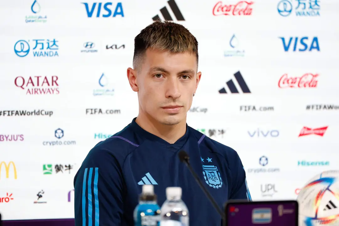 Fotograf&iacute;a de archivo en la que se registr&oacute; al defensa de la selecci&oacute;n argentina de f&uacute;tbol Lisandro Mart&iacute;nez, durante una rueda de prensa. EFE/Juan Ignacio Roncoroni