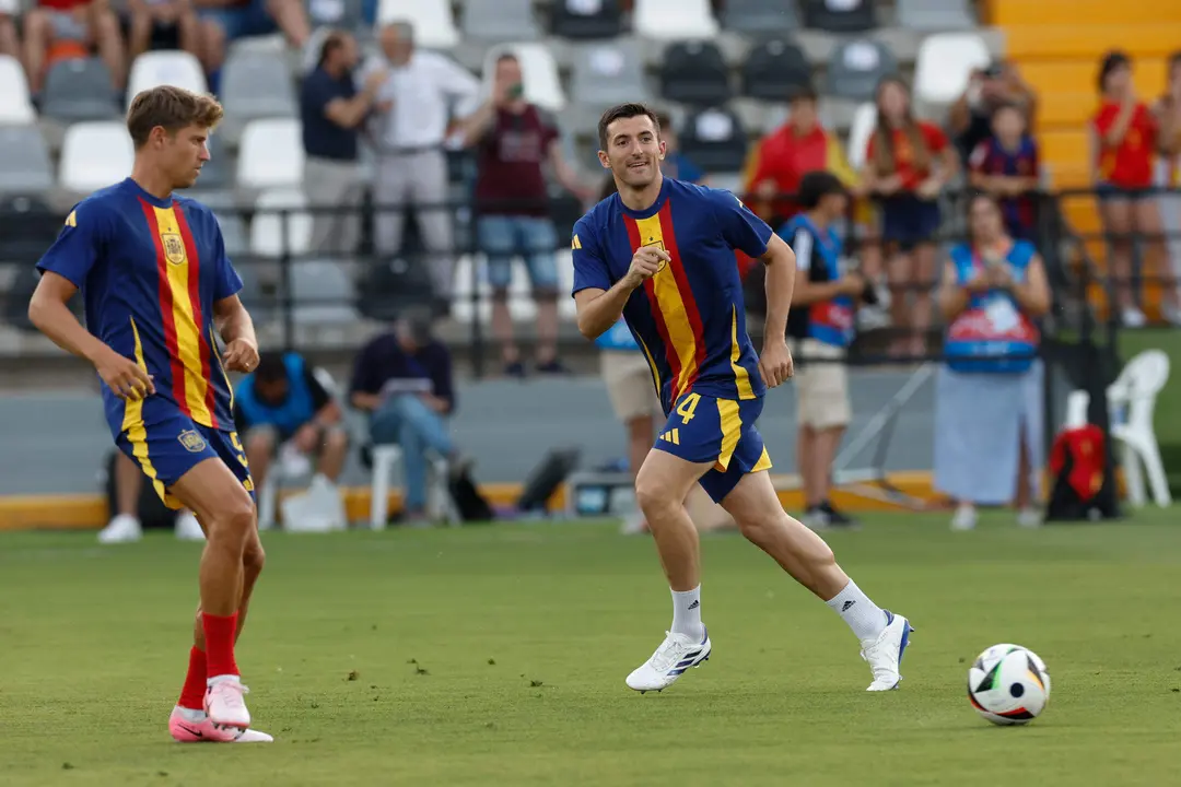 Marcos Llorente (i) junto Daniel Vivian, antes del partido amistoso que Espa&ntilde;a y Andorra disputaron el mi&eacute;rcoles en el estadio Nuevo Vivero, en Badajoz. EFE/Julio Mu&ntilde;oz
