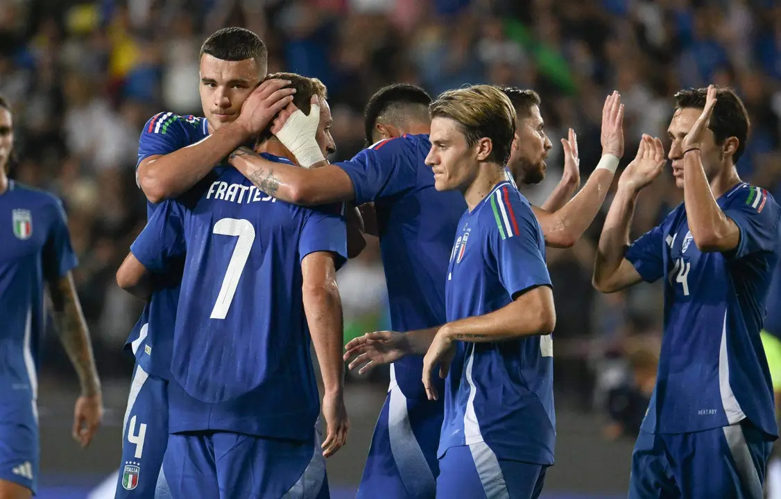 El jugador de Italia Davide Frattes (2-I, de espaldas) celebra con sus compa&ntilde;eros el 1-0 durante el partido amistoso que han jugado Italia y Bosnia en Empoli, Italia. EFE/EPA/CLAUDIO GIOVANNINI