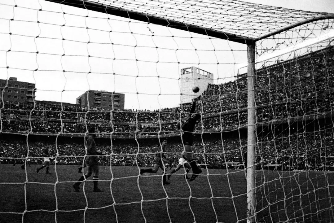 Lev Yashin no puede parar el gol marcado de cabeza por Marcelino en la final de 1964.EFE/Luis Mill&aacute;n