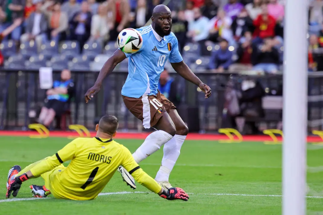El delantero belga Romelu Lukaku (d) en acci&oacute;n durante el partido amistoso que han jugado B&eacute;lgica y Luxemburgo en Bruselas, B&eacute;lgica. EFE/EPA/OLIVIER MATTHYS
