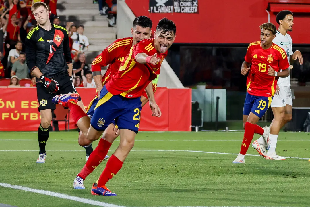 El centrocampista de la selecci&oacute;n espa&ntilde;ola Pedri (c) celebra tras marcar el 3-1, durante el partido amistoso de f&uacute;tbol ante Irlanda del Norte disputado en el estadio de Son Moix. EFE/Cati Cladera
