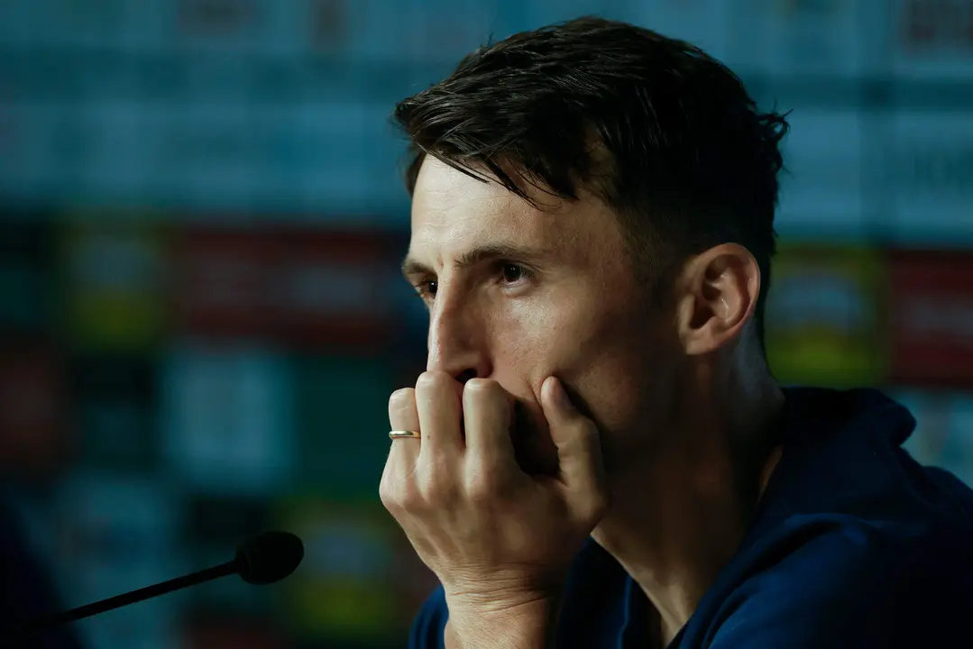 El delantero de la selecci&oacute;n croata de f&uacute;tbol Ante Budimir durante una rueda de prensa previa a su entrenamiento de este mi&eacute;rcoles en la ciudad alemana de Neurupinn, su lugar de concentraci&oacute;n para la Eurocopa 2024. EFE/ Alberto Estevez