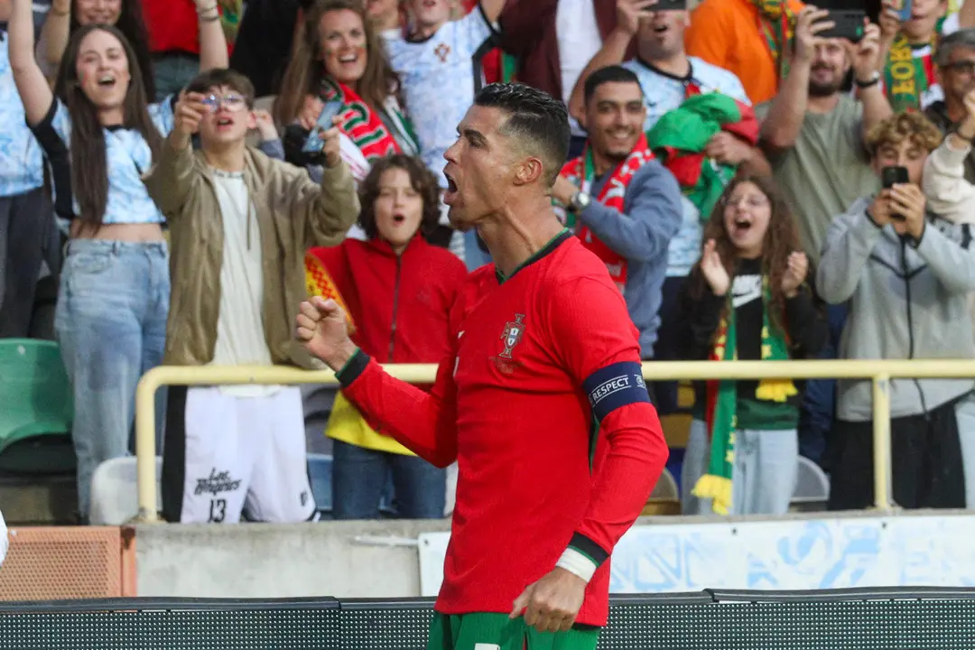 Cristiano Ronaldo celebra tras marcar el 2-0 durante el partido amistoso ante Irlanda, previo a la Eurocopa. EFE/Carlos Garc&iacute;a