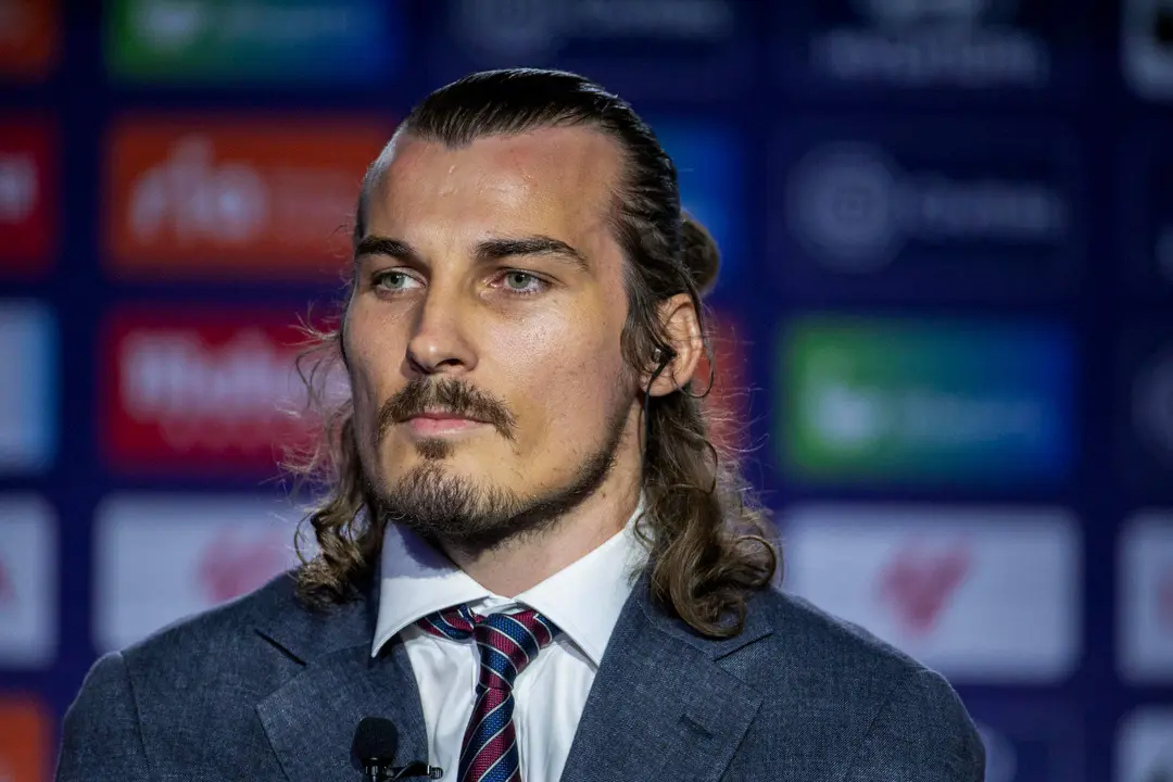 El futbolista turco &Ccedil;ağlar S&ouml;y&uuml;nc&uuml;, exjugador del Atl&eacute;tico de Madrid, que se perder&aacute; la Eurocopa por lesi&oacute;n. EFE/ Fernando Villar