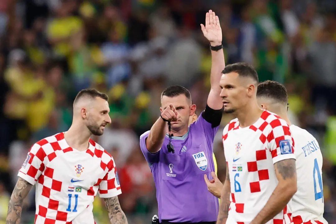 El &aacute;rbitro ingl&eacute;s Michael Oliver (c) durante el partido de los cuartos de final del Mundial de Qatar 2022 entre Croacia y Brasil, en el estadio Ciudad de la Educaci&oacute;n en Ray&aacute;n (Catar) EFE/ Esteban Biba