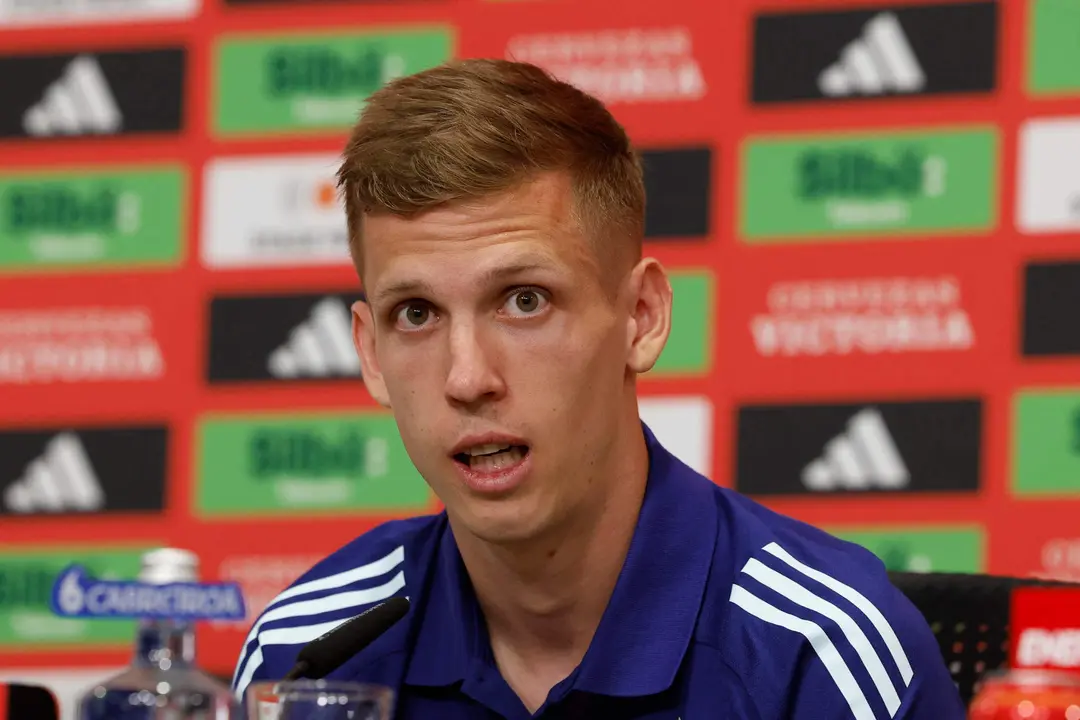 El delantero de la selecci&oacute;n espa&ntilde;ola Dani Olmo durante la rueda de prensa posterior al entrenamiento celebrado este jueves en la localidad alemana de Donaueschingen. EFE/ JJ Guill&eacute;n