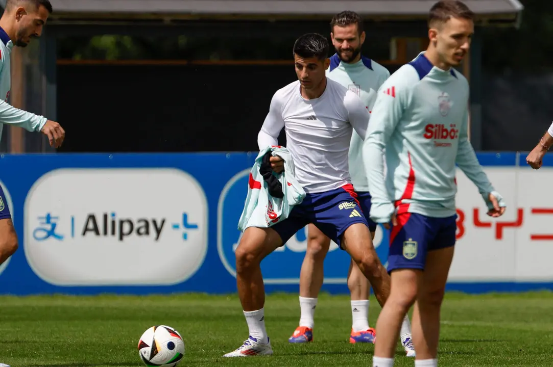 El delantero de la selecci&oacute;n espa&ntilde;ola &Aacute;lvaro Morata (c) durante el entrenamiento celebrado este jueves en la localidad alemana de Donaueschingen. Espa&ntilde;a se enfrentar&aacute; a Croacia el pr&oacute;ximo 15 de Junio en el partido de la Eurocopa que disputar&aacute;n en el estadio Olympiastadion. EFE/ JJ Guill&eacute;n