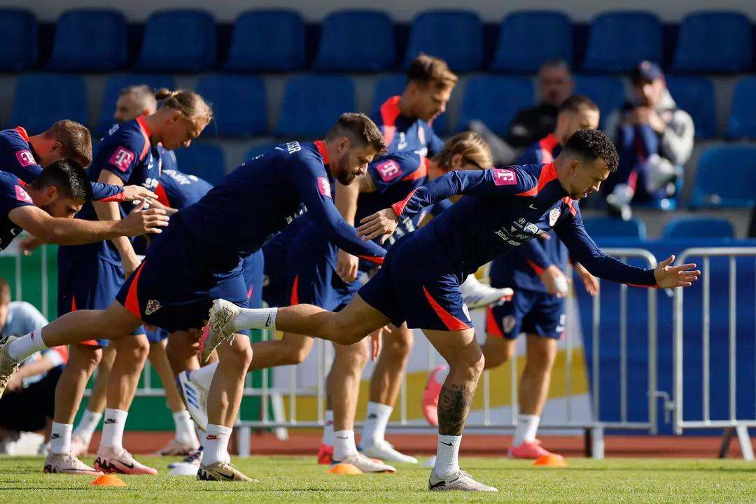 El jugador croata Ivan Perisic (ddcha) realiza ejercicios junto a sus compa&ntilde;eros durante el entrenamiento de su selecci&oacute;n este jueves en Neuruppin (Alemania). Espa&ntilde;a se enfrentar&aacute; a Croacia el pr&oacute;ximo s&aacute;bado en su primer partido de la Eurocopa 2024. EFE/Alberto Estevez
