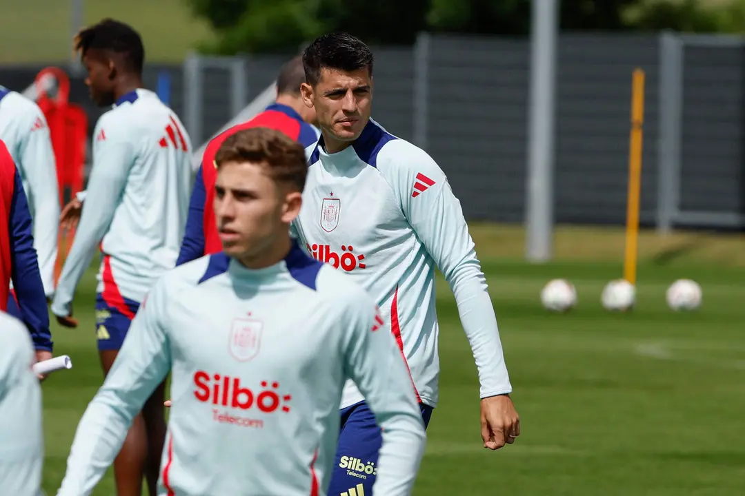 El delantero de la selecci&oacute;n espa&ntilde;ola &Aacute;lvaro Morata (c) durante el entrenamiento celebrado este jueves en la localidad alemana de Donaueschingen. Espa&ntilde;a se enfrentar&aacute; a Croacia el pr&oacute;ximo 15 de Junio en el partido de la Eurocopa que disputar&aacute;n en el estadio Olympiastadion. EFE/ JJ Guill&eacute;n