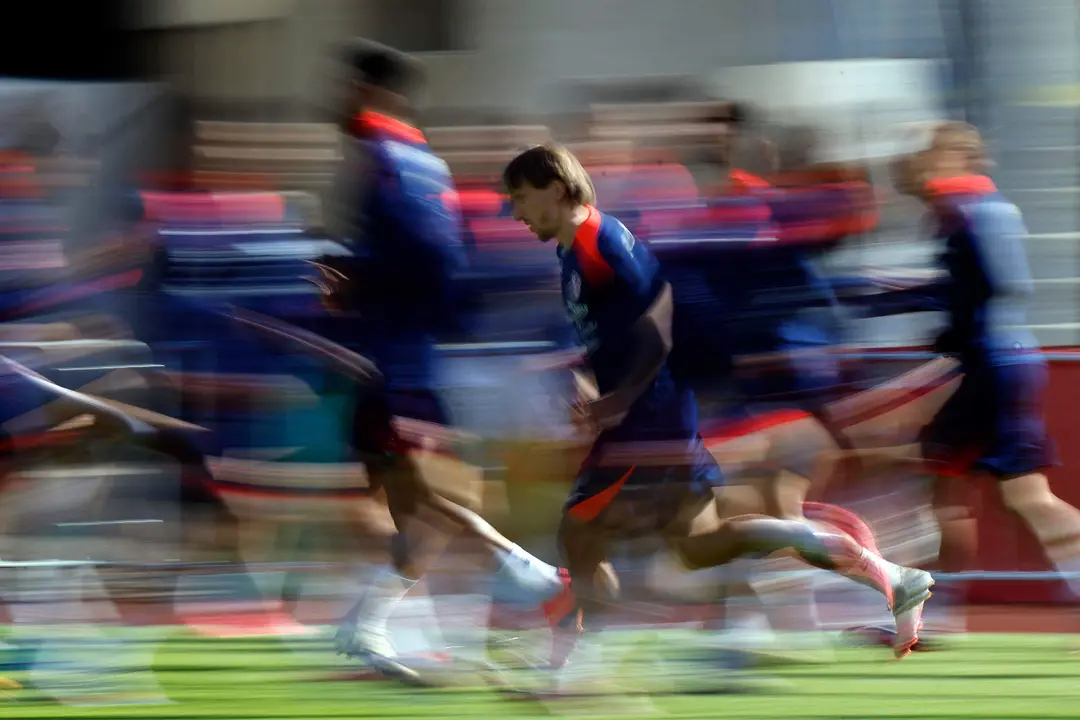 El jugador croata Luka Modric realiza ejercicios junto a sus compa&ntilde;eros durante el entrenamiento de su selecci&oacute;n en Neuruppin (Alemania). EFE/Alberto Estevez