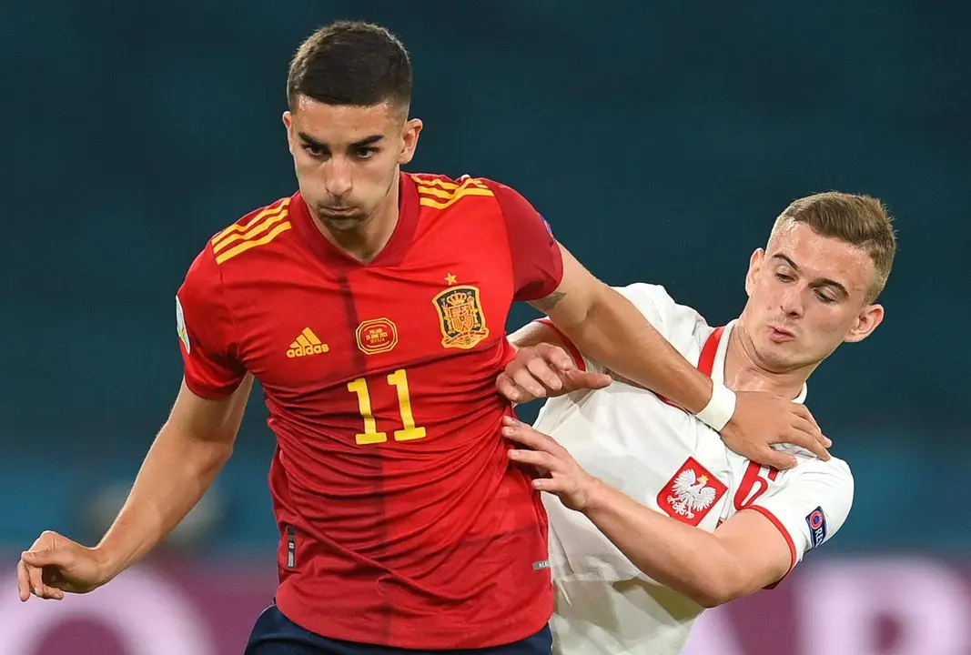 El jugador espa&ntilde;ol Ferran Torres (i) en acci&oacute;n contra el polaco Kacper Kozlowski (d) durante el partido de f&uacute;tbol de la ronda preliminar del grupo E de la UEFA EURO 2020 entre Espa&ntilde;a y Polonia en Sevilla, Espa&ntilde;a. EFE/EPA/David Ramos / POOL