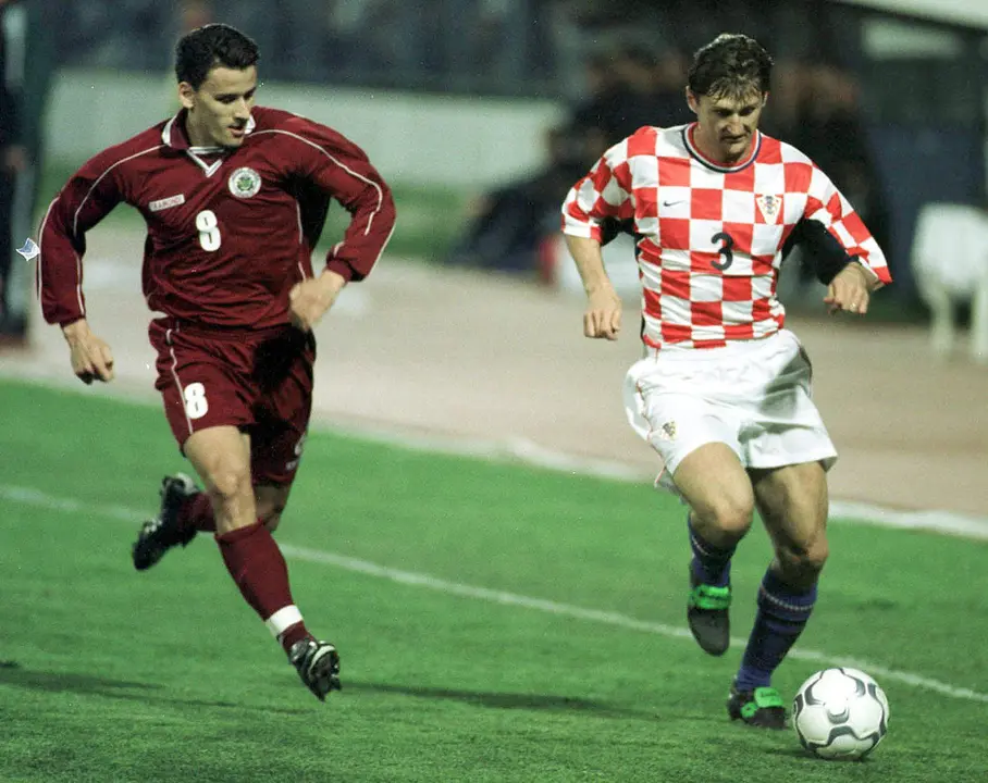 Robert Jarni (d), durante un partido de la selecci&oacute;n croata ante Letonia en la fase de clasificaci&oacute;n del Mundial de 2020. EPA PHOTO EPA/STRINGER/Archivo