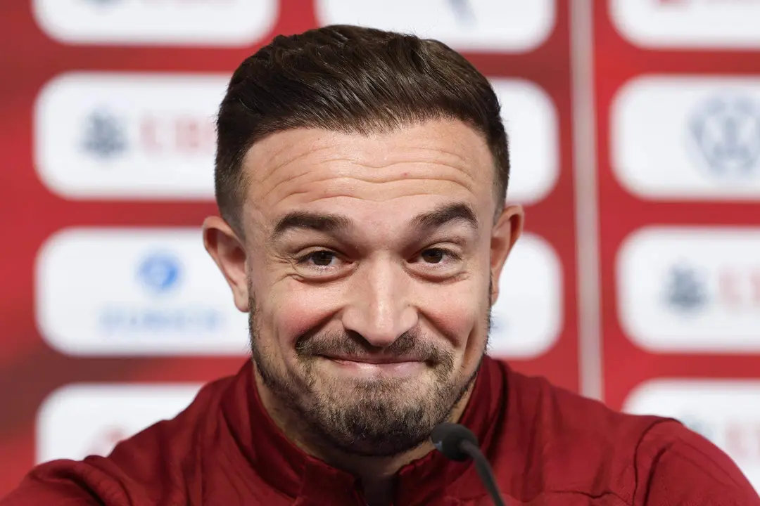 El jugador suizo Xherdan Shaqiri sonr&iacute;e durante una rueda de prensa en Stuttgart, Alemania, 13 de junio de 2024. EFE/EPA/PETER KLAUNZER