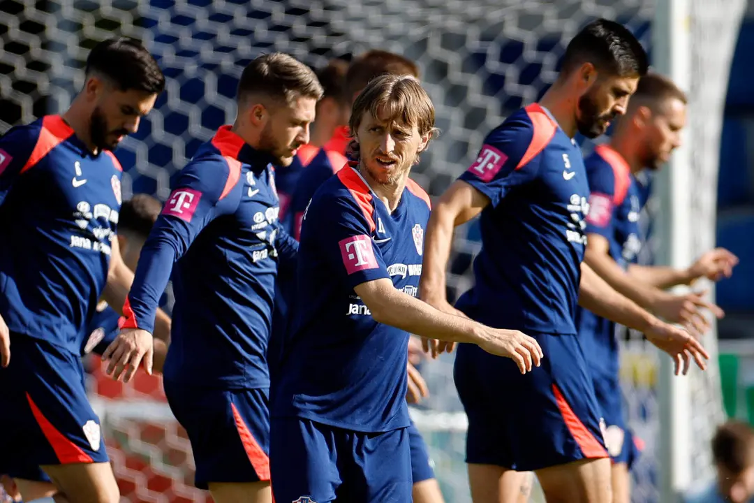 El jugador croata Luka Modric (c) realiza ejercicios junto a sus compa&ntilde;eros durante el entrenamiento de su selecci&oacute;n este jueves en Neuruppin (Alemania). Espa&ntilde;a se enfrentar&aacute; a Croacia el pr&oacute;ximo s&aacute;bado en su primer partido de la Eurocopa 2024. EFE/Alberto Estevez