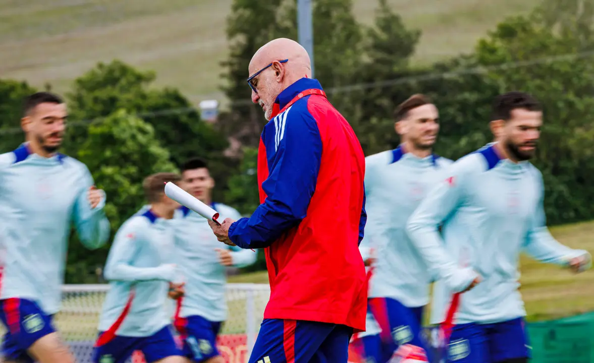 El seleccionador, Luis de la Fuente, durante el entrenamiento del conjunto nacional espa&ntilde;ol de f&uacute;tbol en Der &Ouml;schberghof, el campo base de Espa&ntilde;a en la Eurocopa, situado en la localidad alemana de Donaueschingen. Espa&ntilde;a debuta ma&ntilde;ana, s&aacute;bado 15 de junio, ante Croacia en la Eurocopa 2024. EFE/ Pablo Garc&iacute;a/RFEF