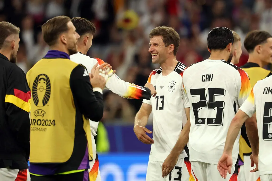 El medio de Alemania Thomas Mueller (C) celebra la victoria en el partido inaugural de la Euroopa jugado en M&uacute;nic. EFE/EPA/FRIEDEMANN VOGEL