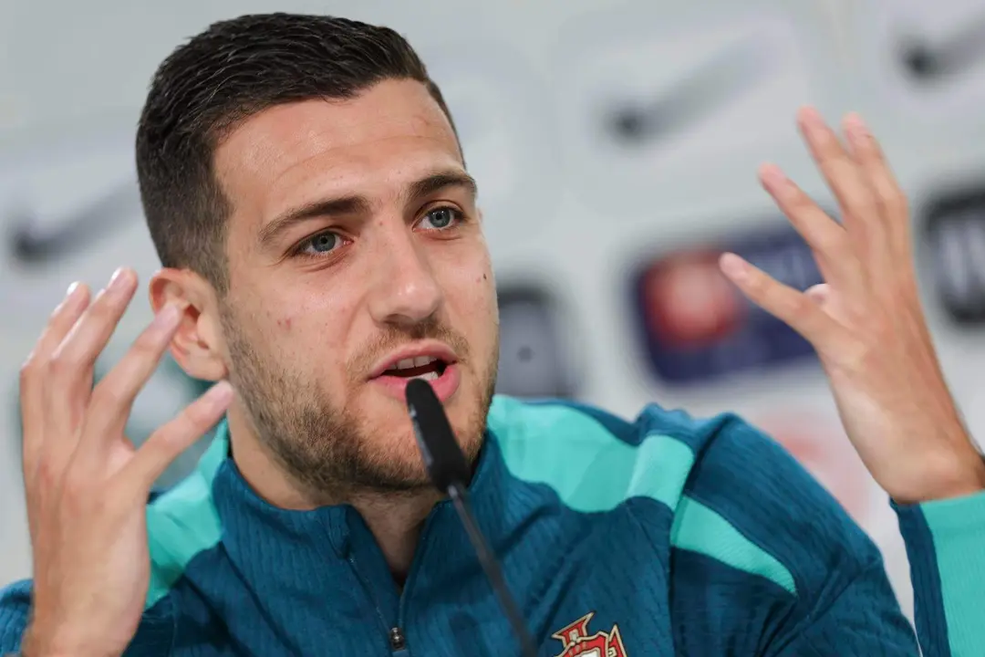El jugador portugues Diogo Dalot en rueda de prensa en Harsewinkel, Alemania. EFE/EPA/MIGUEL A. LOPEZ