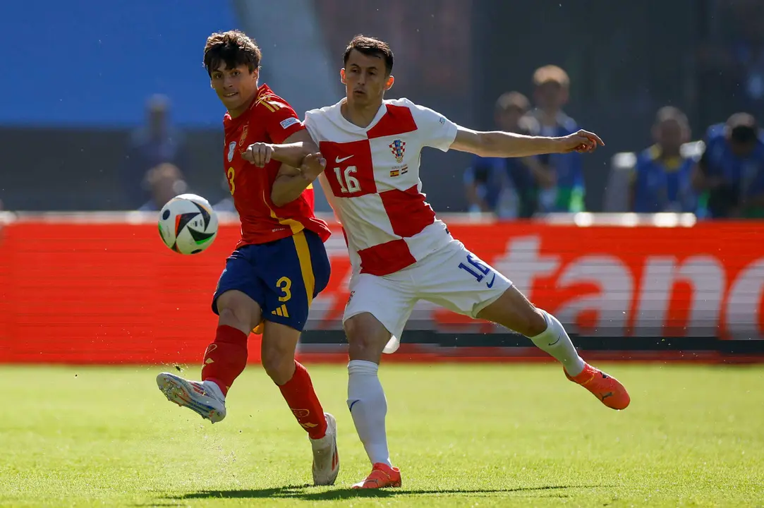 BEl defensa de la selecci&oacute;n espa&ntilde;ola Robin Le Normand (i) disputa el bal&oacute;n frente a Ante Budimir (d), delantero de la selecci&oacute;n croata, durante el partido del grupo B de la Eurocopa 2024 entre Espa&ntilde;a y Croacia, este s&aacute;bado en el Estadio Ol&iacute;mpico de Berl&iacute;n, Alemania. EFE/Alberto Est&eacute;vez
