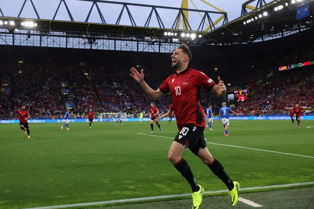 Nedim Bajrami, delantero de la selecci&oacute;n de Albania, celebra el 0-1 en Dortmund. EFE/EPA/FRIEDEMANN VOGEL