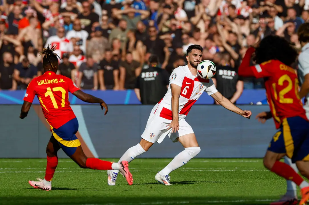 El delanero espa&ntilde;ol Nico Williams (I) pierde de vista al croata Josip Sutalo durante el partido del grupo B que han jugado Espa&ntilde;a y Croacia en el Ol&iacute;mpico de Berl&iacute;n en Alemania. EFE/J.J. Guillen