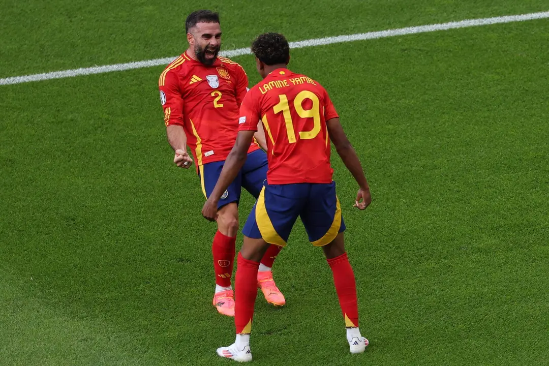 El defensa de la selecci&oacute;n espa&ntilde;ola Dani Carvajal (d) celebra con Lamine Yamal (i) tras marcar el 3-0 durante el partido del grupo B de la Eurocopa 2024 entre Espa&ntilde;a y Croacia, este s&aacute;bado en el Estadio Ol&iacute;mpico de Berl&iacute;n, Alemania. EFE/Alberto Est&eacute;vez