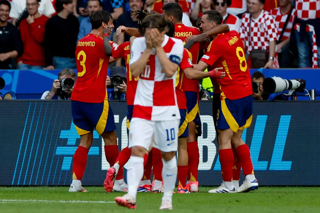 Los jugadores de la selecci&oacute;n espa&ntilde;ola celebran el 3-0 durante el partido del grupo B de la Eurocopa 2024 entre Espa&ntilde;a y Croacia, en el Estadio Ol&iacute;mpico de Berl&iacute;n, Alemania. EFE/J.J. Guill&eacute;n
