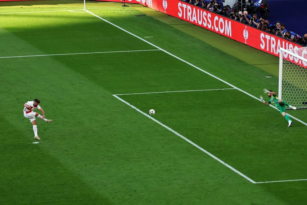 El croata Bruno Petkovic (i) falla en penalti ante Unai Sim&oacute;n. EFE/EPA/ABEDIN TAHERKENAREH