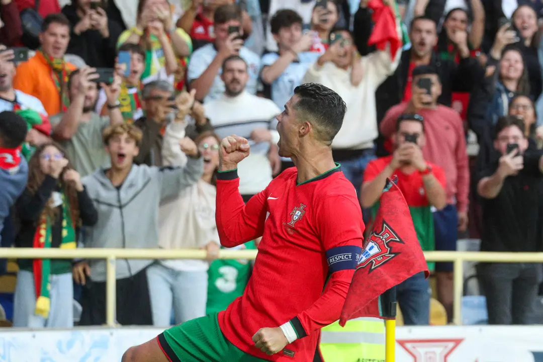 El delantero de la selecci&oacute;n portuguesa Cristiano Ronaldo celebra tras marcar el 2-0 durante el partido amistoso que los combinados nacionales de Portugal e Irlanda disputaron recientemente en Aveiro (Portugal). EFE/Carlos Garc&iacute;a