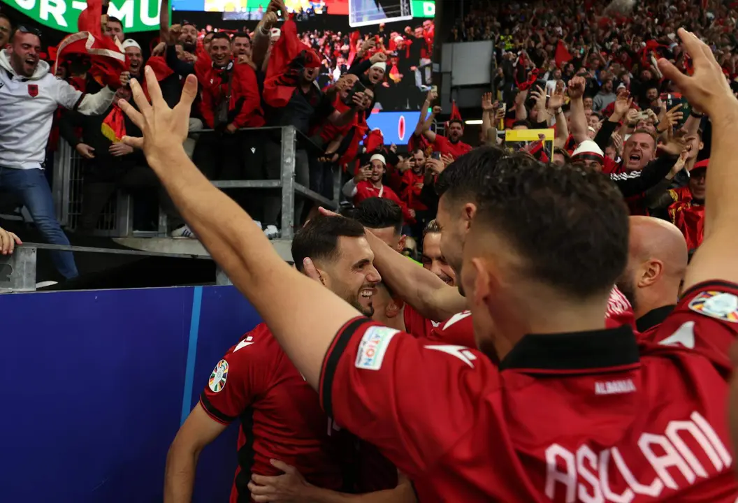 Nedim Bajrami de Albania (C) celebra el 1-0 con aficionados y compa&ntilde;eros de equipo durante el partido de f&uacute;tbol del grupo B de la Eurocopa 2024 entre Italia y Albania, en Dortmund, Alemania. EFE/EPA/FRIEDEMANN VOGEL